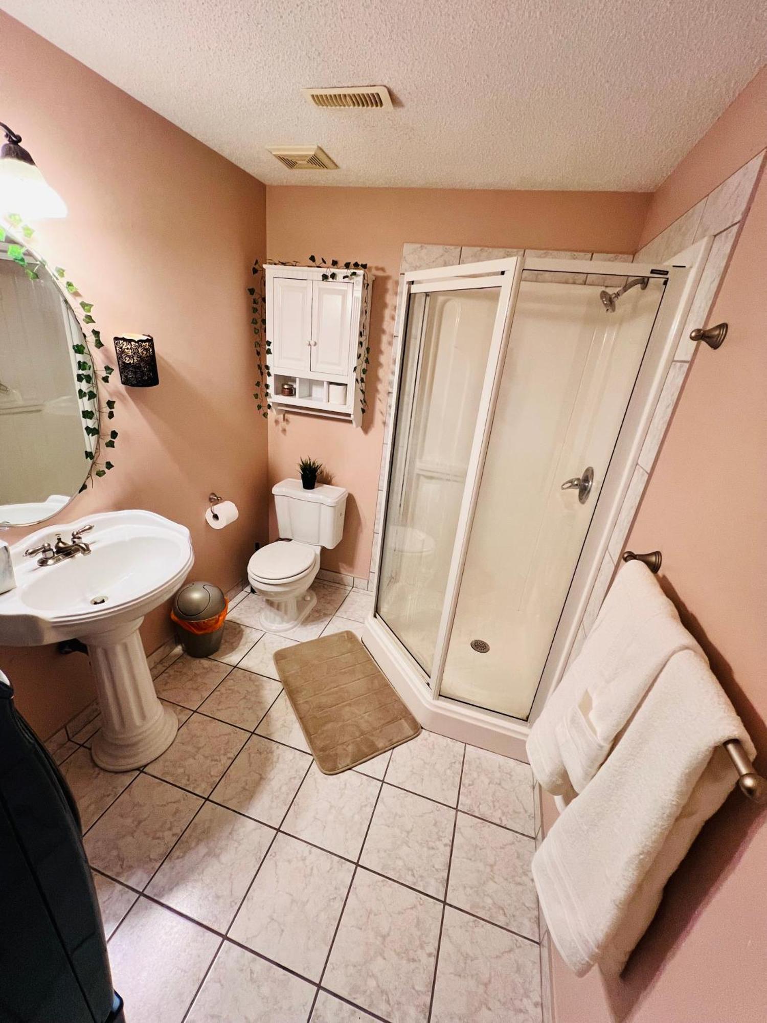 A Classic Homely Basement Suite! Chestermere Luaran gambar