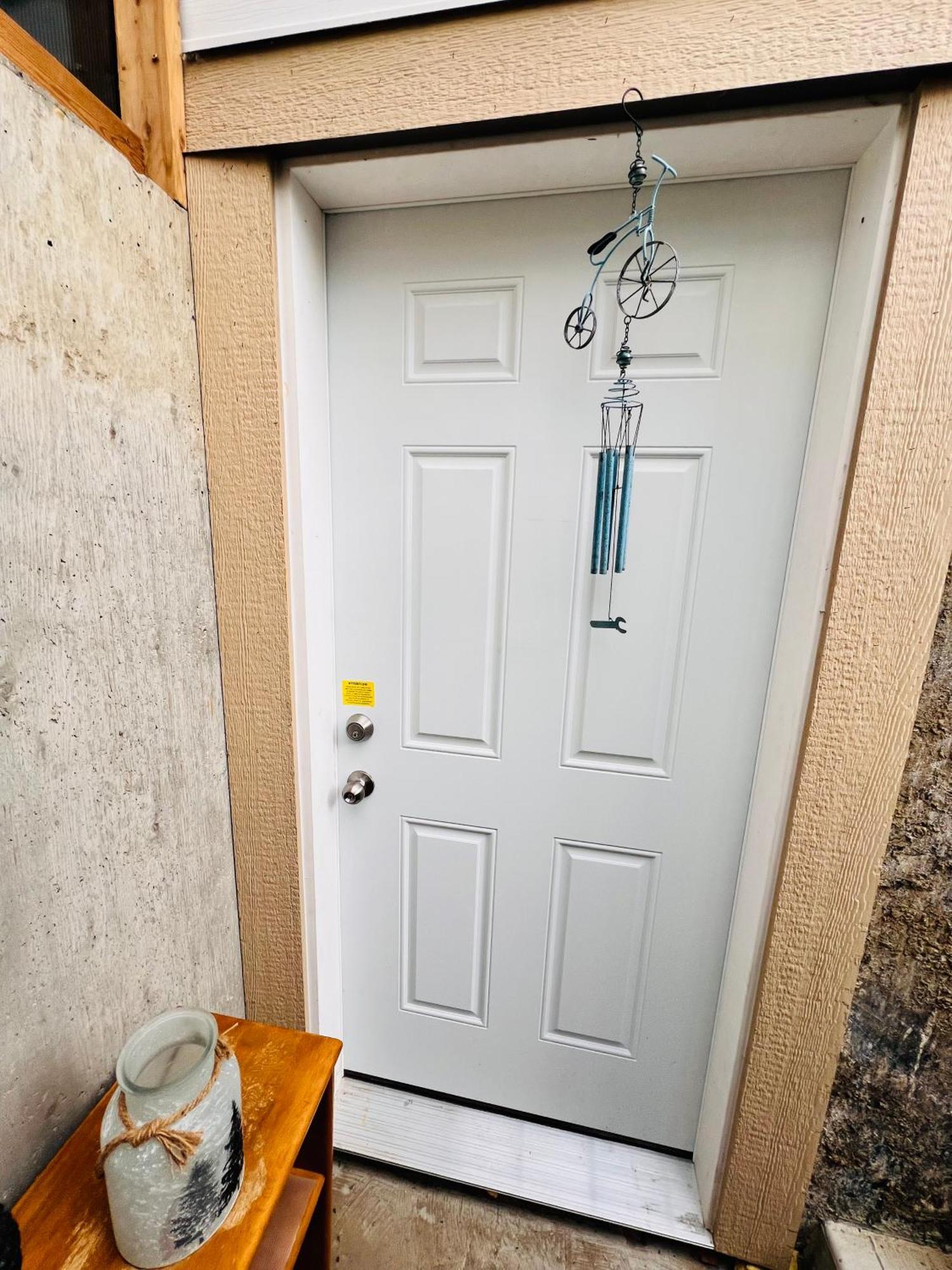 A Classic Homely Basement Suite! Chestermere Luaran gambar