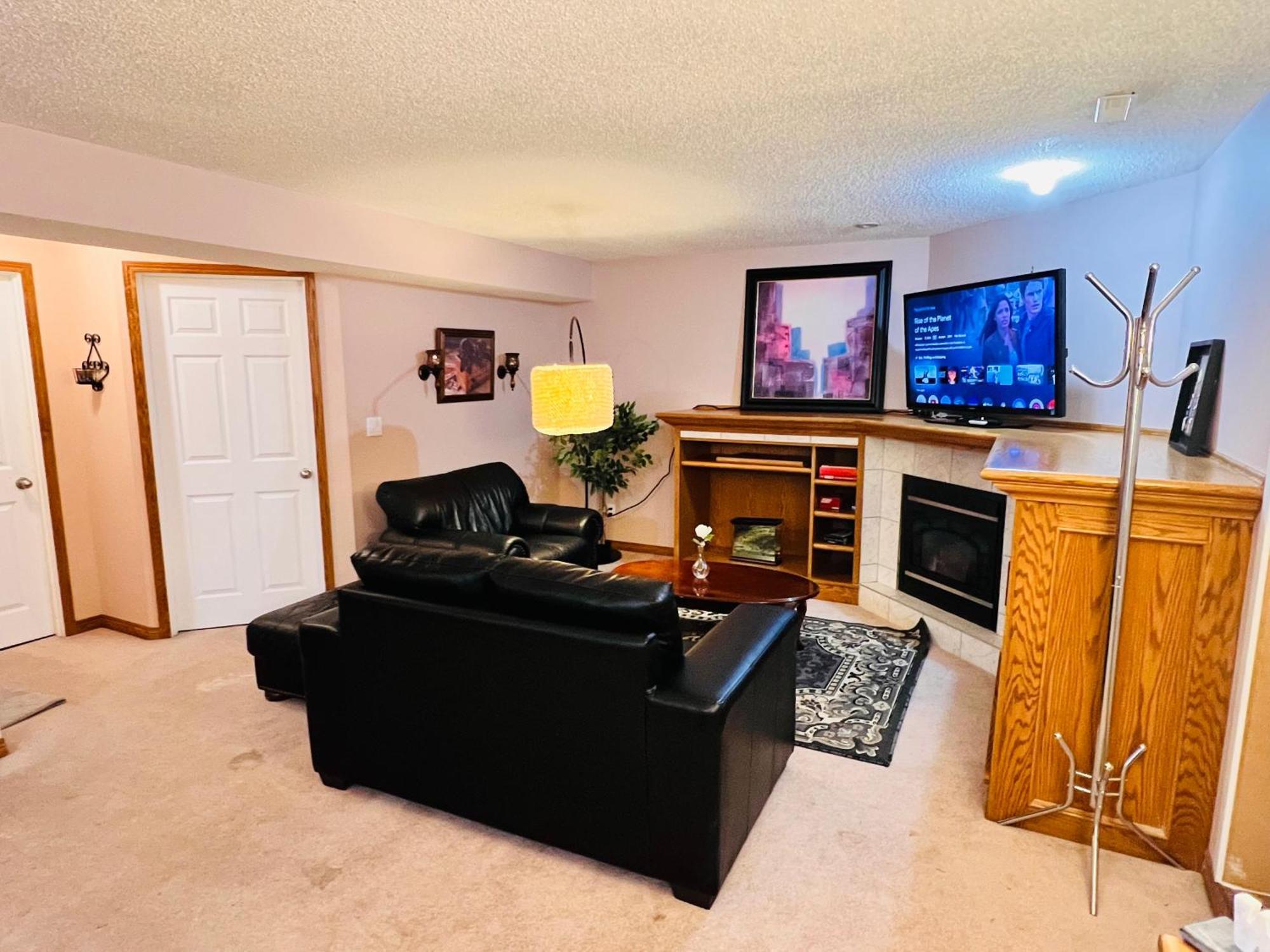 A Classic Homely Basement Suite! Chestermere Luaran gambar