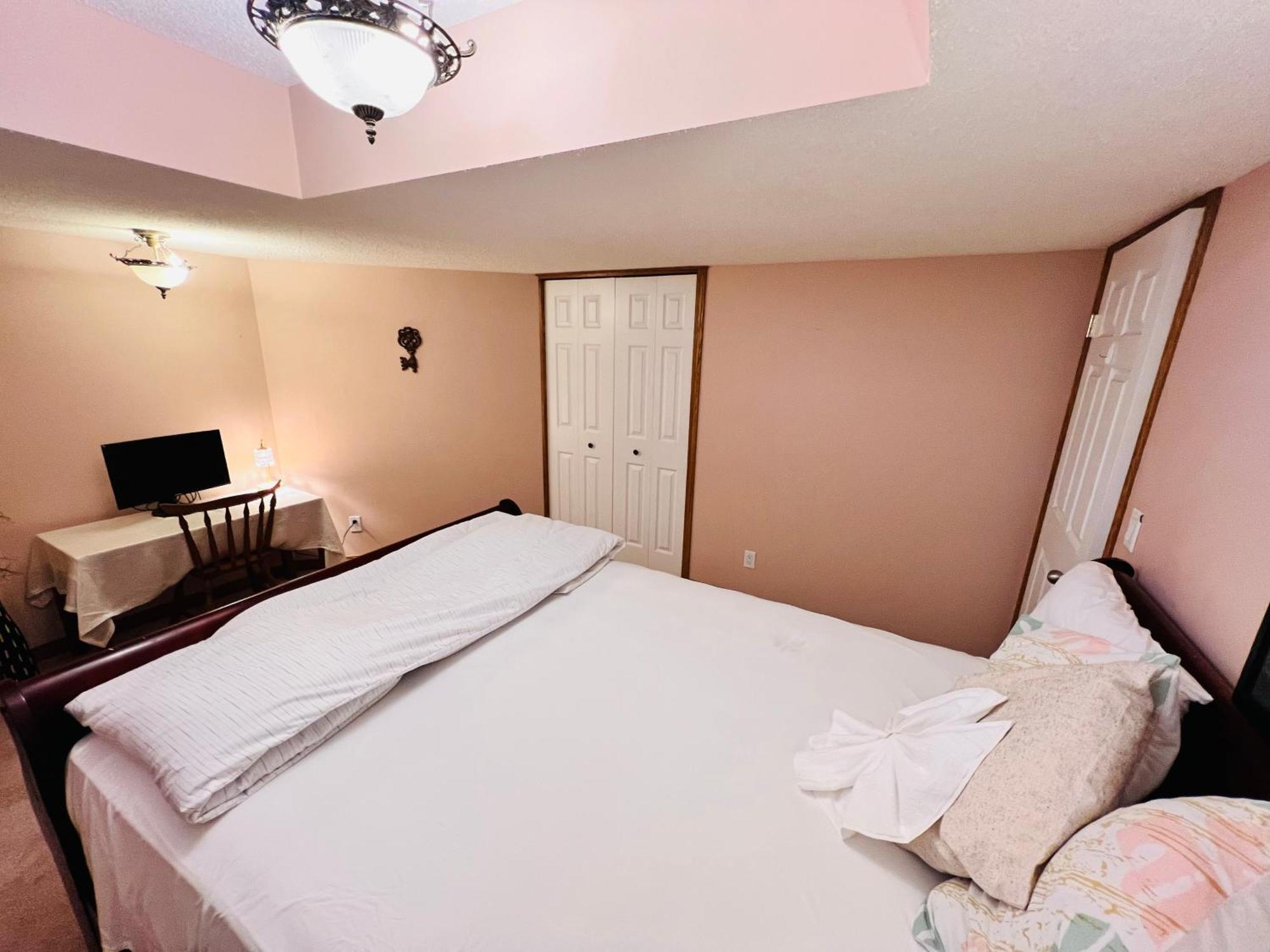 A Classic Homely Basement Suite! Chestermere Luaran gambar