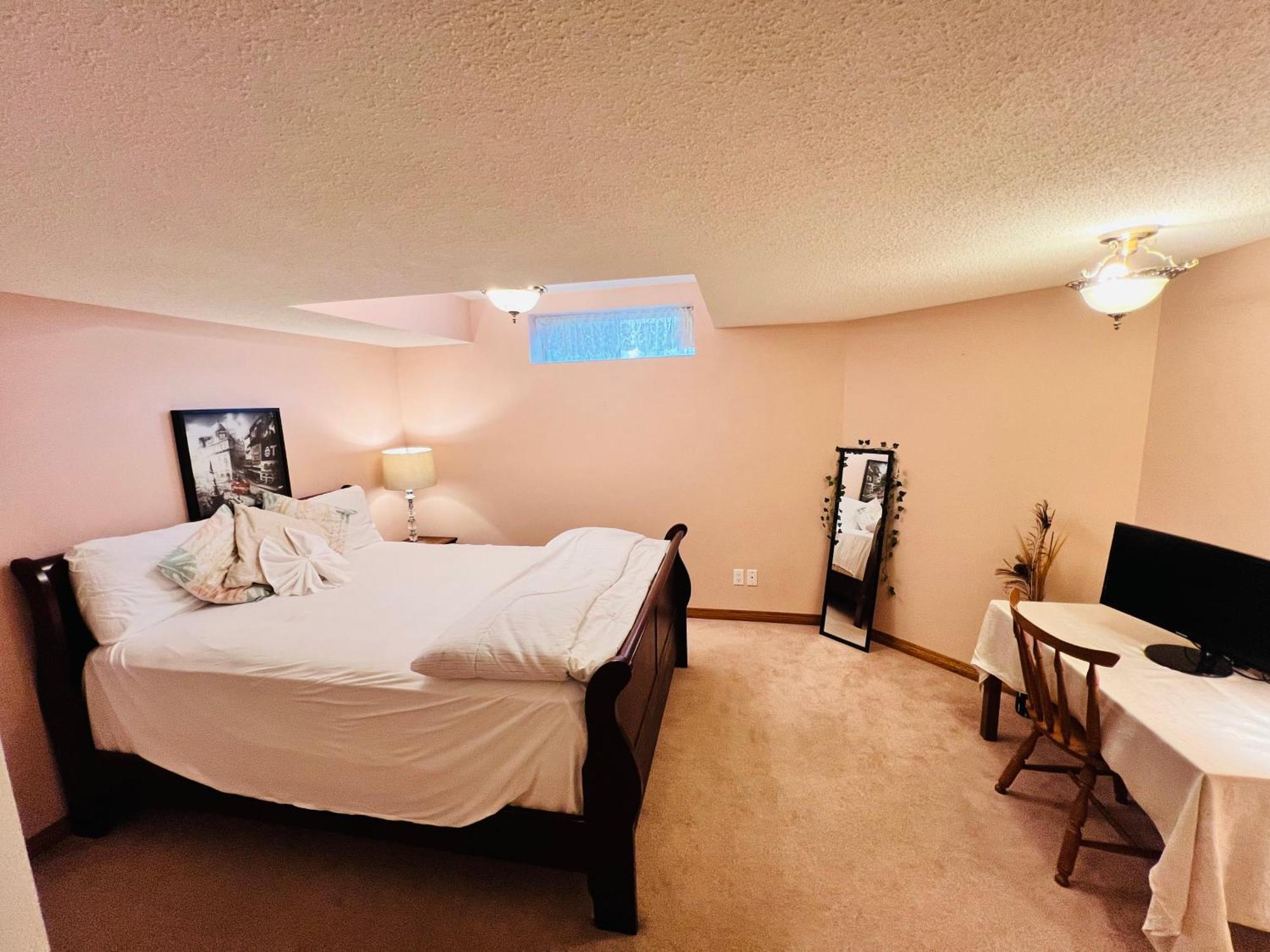 A Classic Homely Basement Suite! Chestermere Luaran gambar