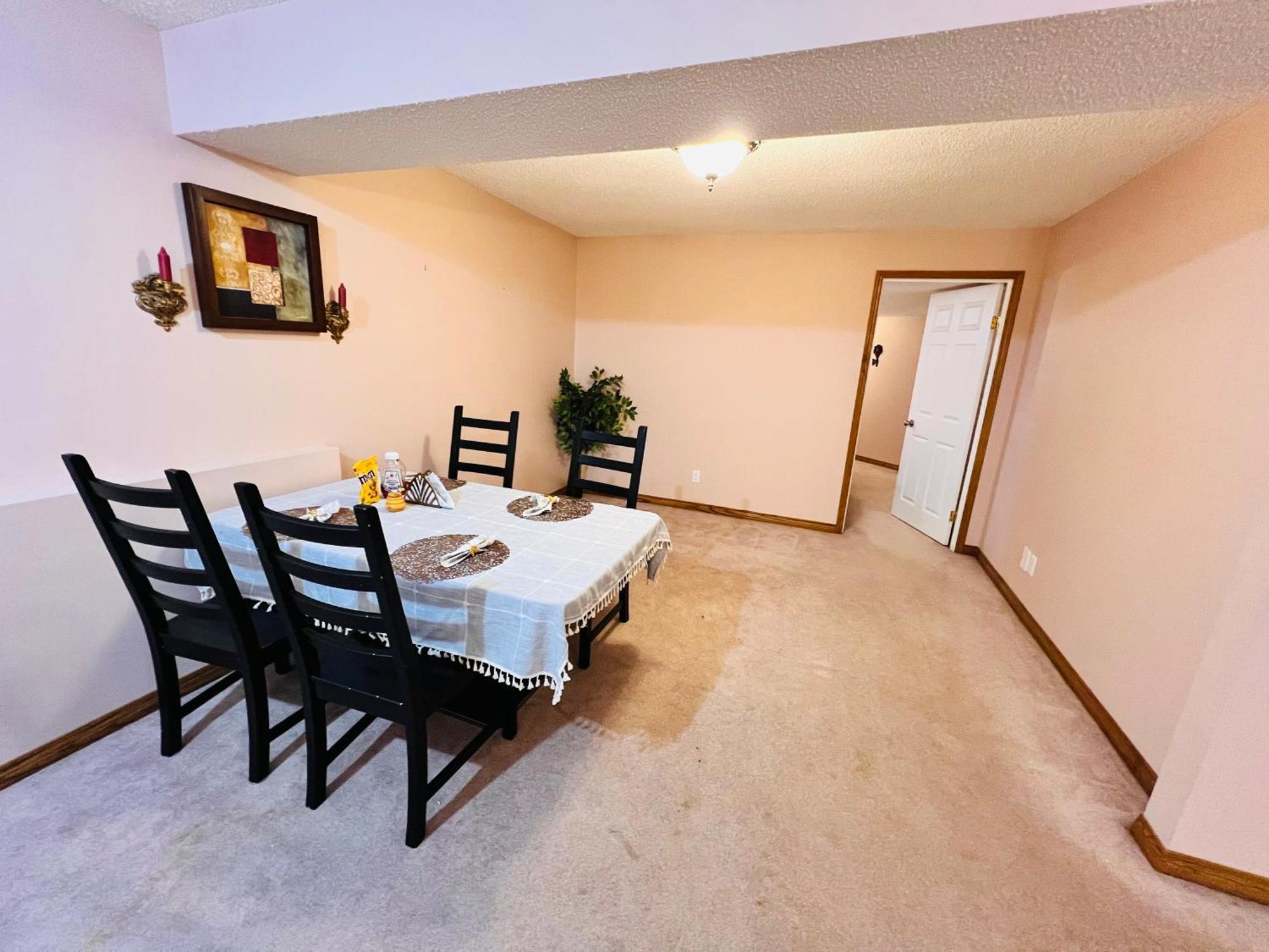 A Classic Homely Basement Suite! Chestermere Luaran gambar