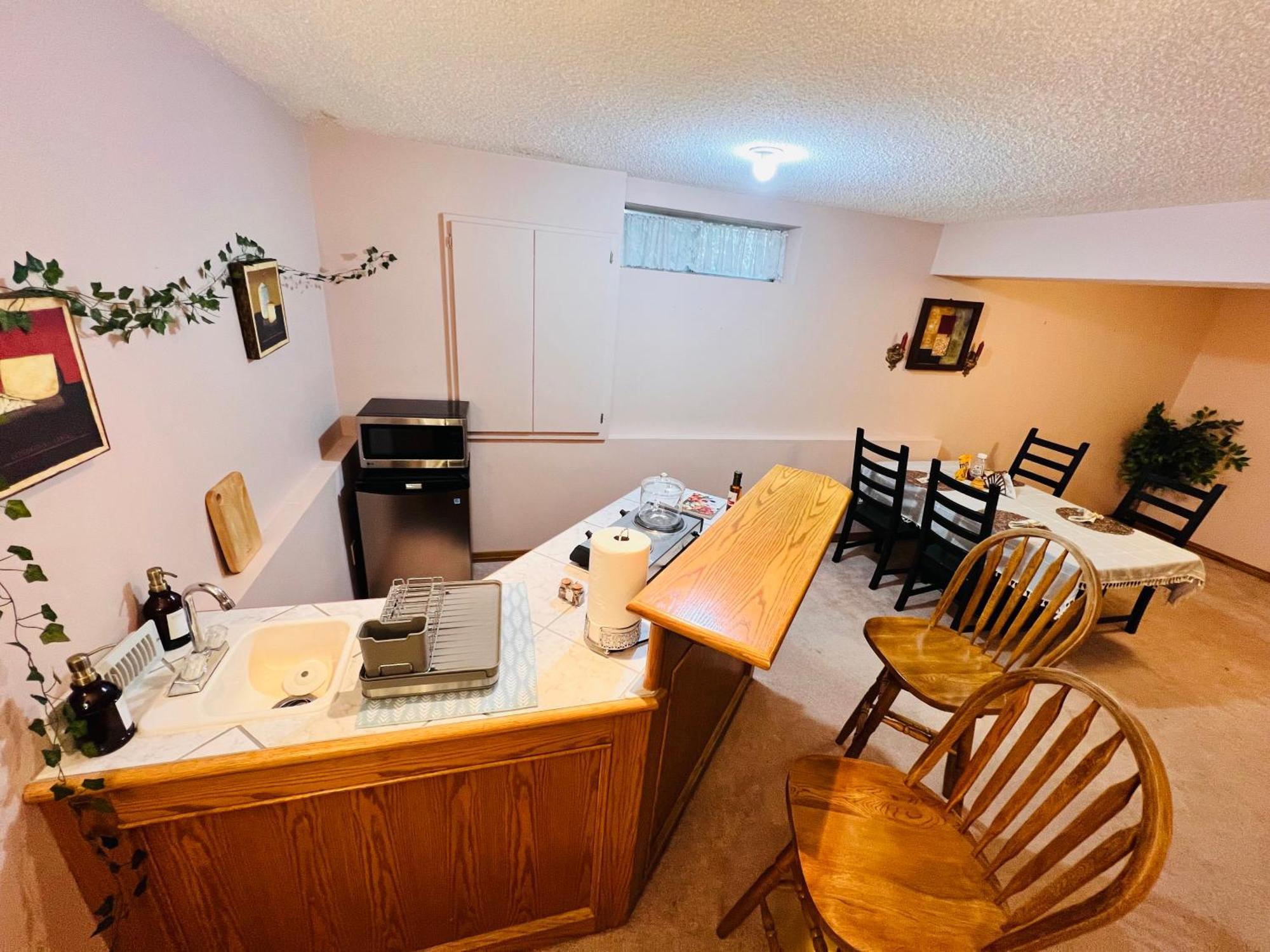 A Classic Homely Basement Suite! Chestermere Luaran gambar