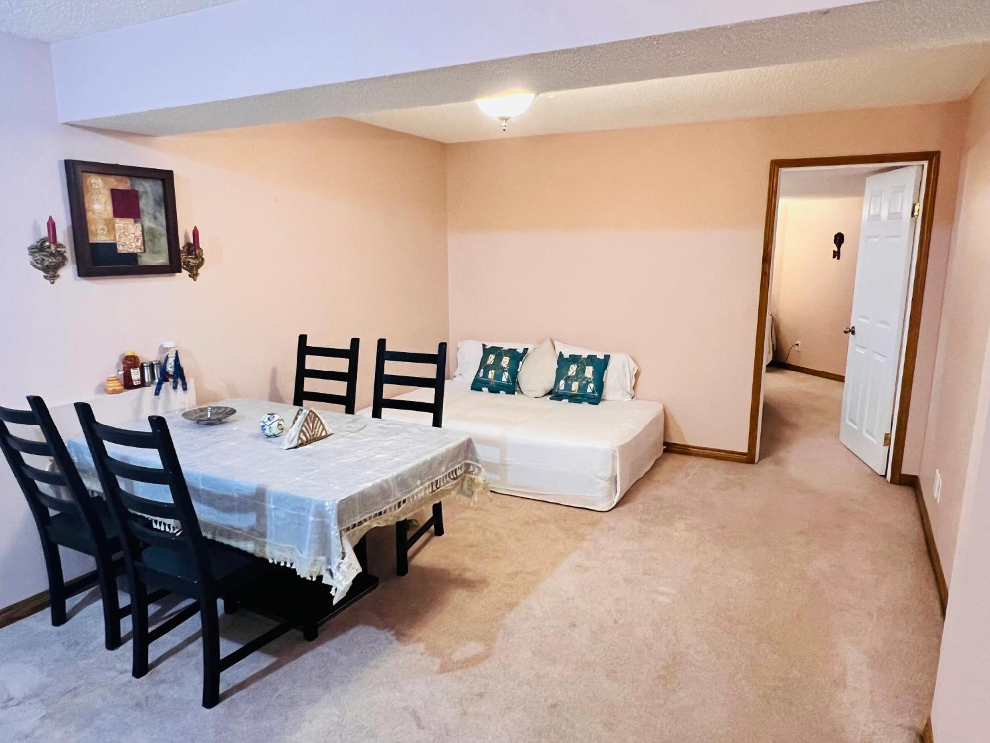 A Classic Homely Basement Suite! Chestermere Luaran gambar