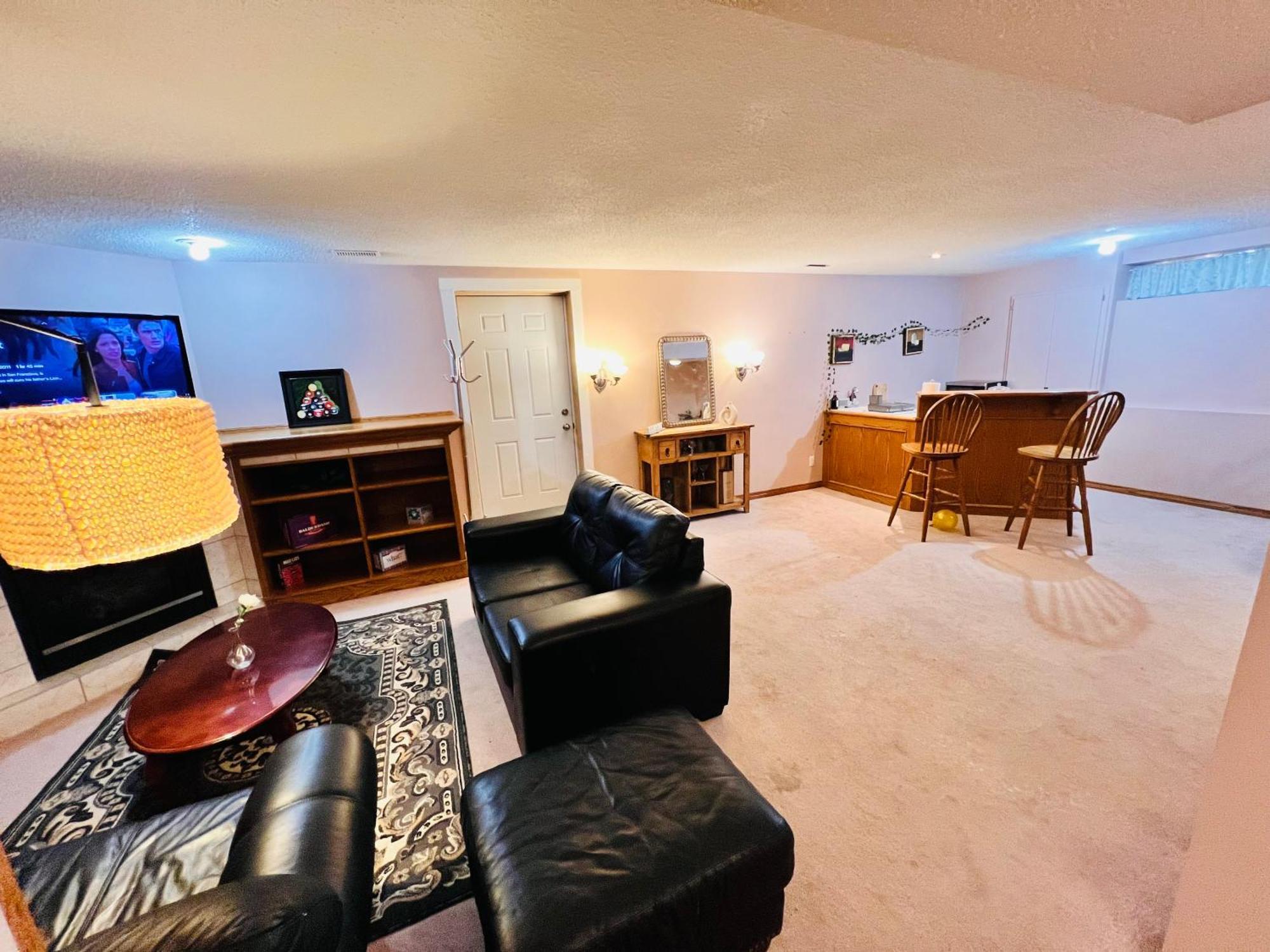 A Classic Homely Basement Suite! Chestermere Luaran gambar