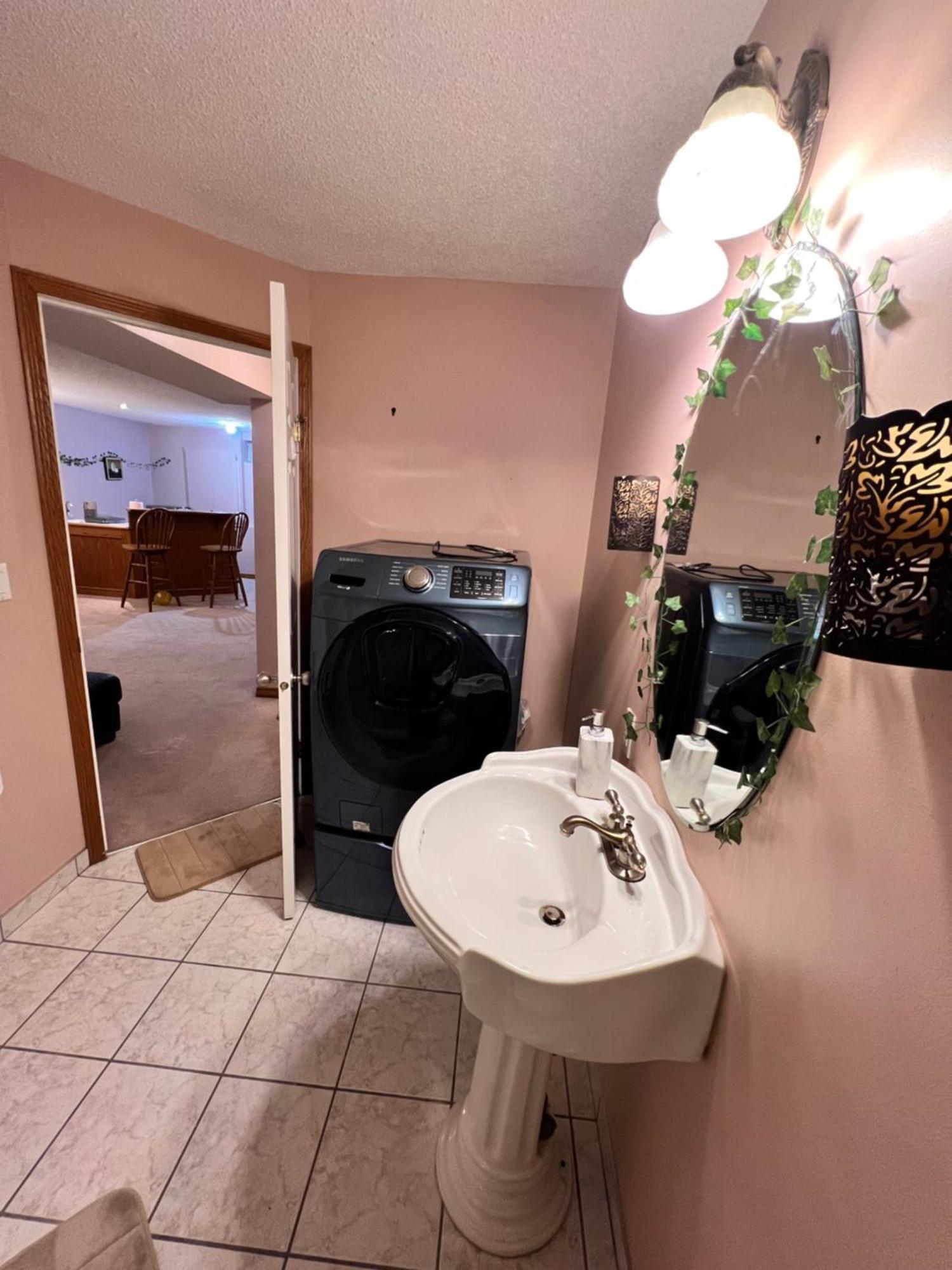 A Classic Homely Basement Suite! Chestermere Luaran gambar